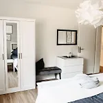 - Am Apartment
