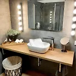- Am Apartment